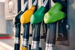 Giá xăng dầu hôm nay 29/03: WTI hạ nhiệt về 99,64 USD nhưng Brent neo 105,32 USD — RON95 vẫn 24.330 đồng, kỳ điều chỉnh 04/04 đối mặt áp lực kép