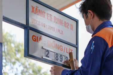 Giá xăng dầu hôm nay 23/03: RON95 giữ nguyên 30.690 đồng mở tuần — Brent bứt phá 106,86 USD báo hiệu nguy cơ tăng giá kỳ điều chỉnh 29/03