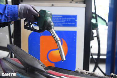 Giá xăng dầu hôm nay 28/03: WTI vượt 101 USD, Brent leo 106 USD — RON95 giữ 24.330 đồng nhưng kỳ 04/04 đứng trước nguy cơ tăng mạnh