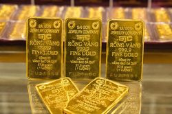 Giá vàng cuối ngày 13/08: SJC đóng phiên bền vững 142 triệu — BTMC nhẫn dẫn đầu 142,3 triệu, chênh lệch nội ngoại hẹp kỷ lục, toàn thị trường nín thở chờ PPI Mỹ